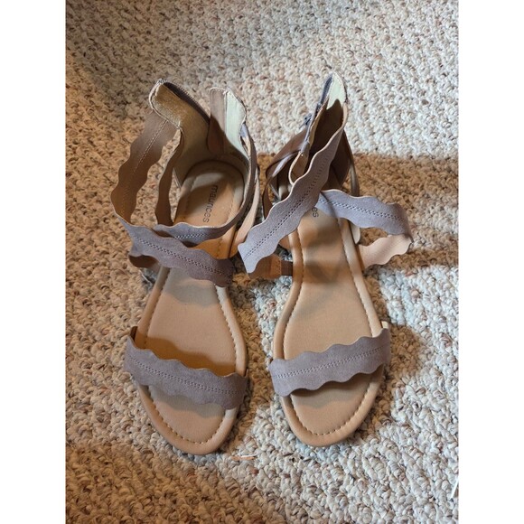 Maurices 9M Sandals - Picture 1 of 3